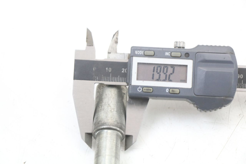 photo de OŚ KOŁA PRZEDNIEGO APRILIA SCARABEO GT 125 (1999 - 2007) - Inny kąt widzenia