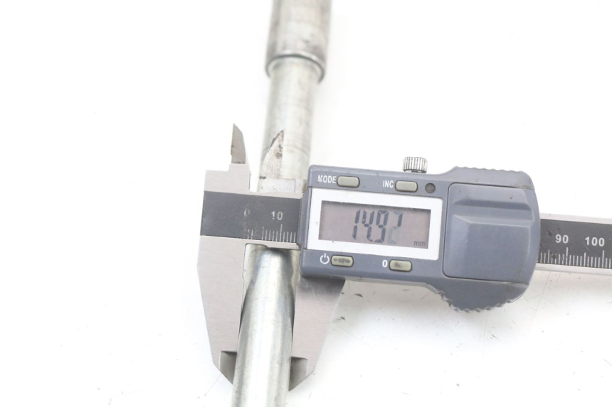 photo de OŚ KOŁA PRZEDNIEGO APRILIA SCARABEO GT 125 (1999 - 2007) - Zbliżenie techniczne