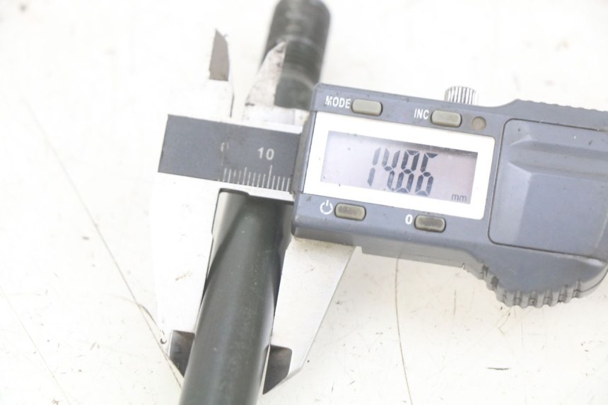 photo de OŚ KOŁA PRZEDNIEGO APRILIA SCARABEO LIGHT 125 (2007 - 2011) - Szczegół części