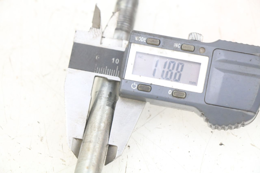 photo de OŚ KOŁA PRZEDNIEGO APRILIA SCARABEO 100 (2003 - 2012) - Szczegół części