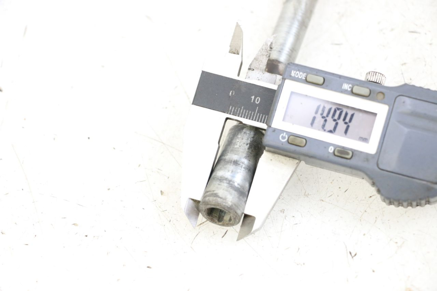 photo de OŚ KOŁA PRZEDNIEGO APRILIA SCARABEO 100 (2003 - 2012) - Szczegół części