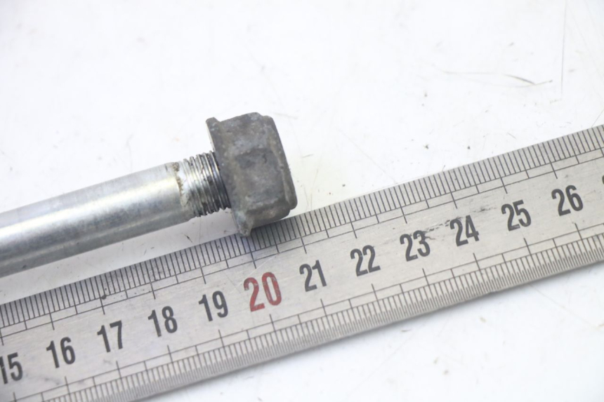 photo de OŚ KOŁA PRZEDNIEGO HONDA SCV LEAD 100 (2003 - 2007) - Inny kąt widzenia