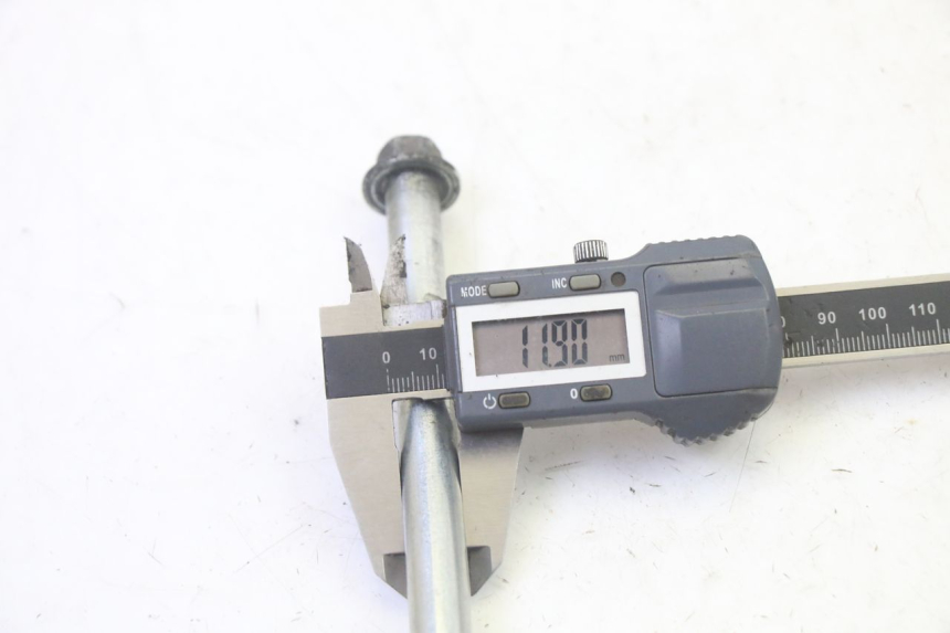 photo de OŚ KOŁA PRZEDNIEGO HONDA SCV LEAD 100 (2003 - 2007) - Zbliżenie techniczne