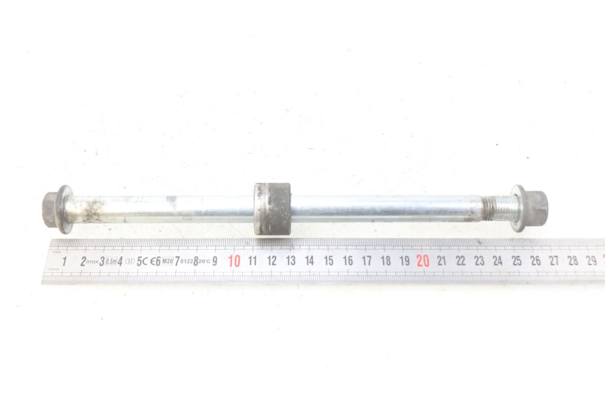 photo de OŚ KOŁA PRZEDNIEGO SUZUKI SIXTEEN 125 (2008 - 2010) - Inny kąt widzenia