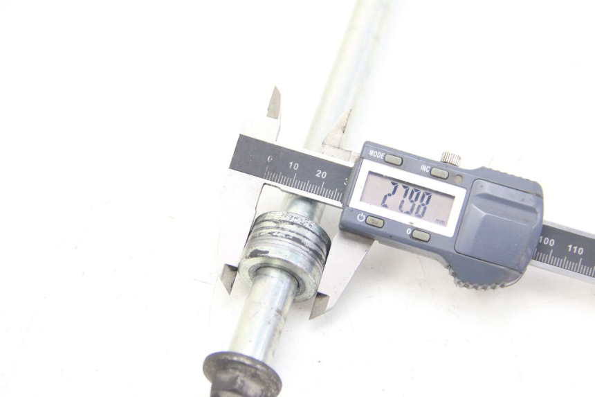 photo de OŚ KOŁA PRZEDNIEGO SUZUKI SIXTEEN 125 (2008 - 2010) - Zoom stanu zużycia