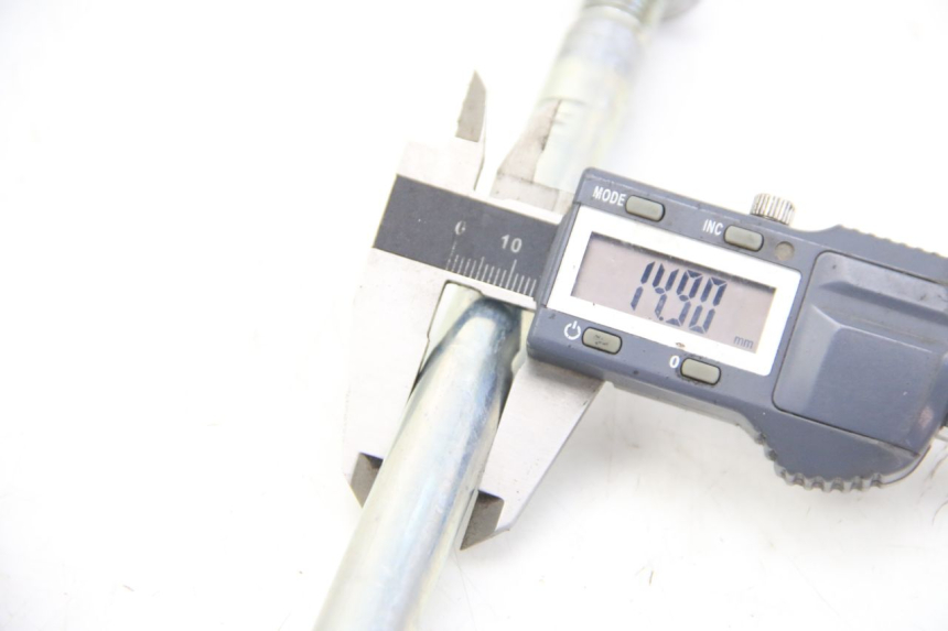 photo de OŚ KOŁA PRZEDNIEGO SUZUKI SIXTEEN 125 (2008 - 2010) - Inny kąt widzenia