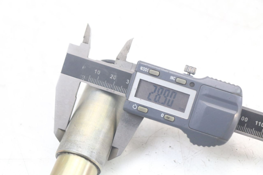 photo de OŚ KOŁA PRZEDNIEGO TRIUMPH SPEED TRIPLE T301 900 (1994 - 1996) - Inny kąt widzenia