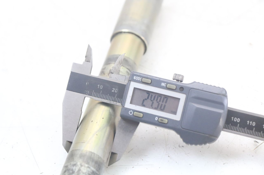 photo de OŚ KOŁA PRZEDNIEGO TRIUMPH SPEED TRIPLE T301 900 (1994 - 1996) - Zbliżenie techniczne