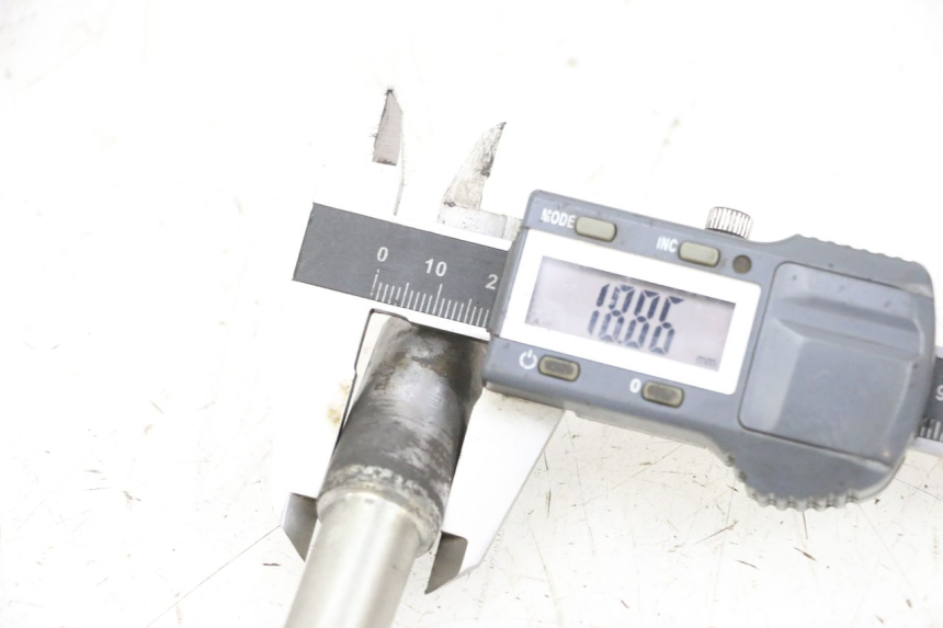 photo de OŚ KOŁA PRZEDNIEGO PEUGEOT SPEEDFIGHT 4 4T EFI 50 (2021 - 2025) - Szczegół części