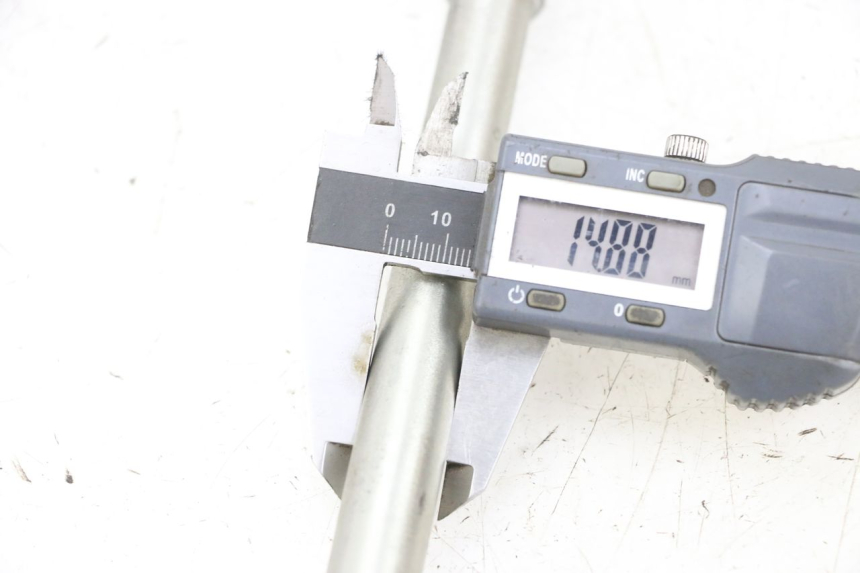 photo de OŚ KOŁA PRZEDNIEGO PEUGEOT SPEEDFIGHT 4 4T EFI 50 (2021 - 2025) - Zoom stanu zużycia