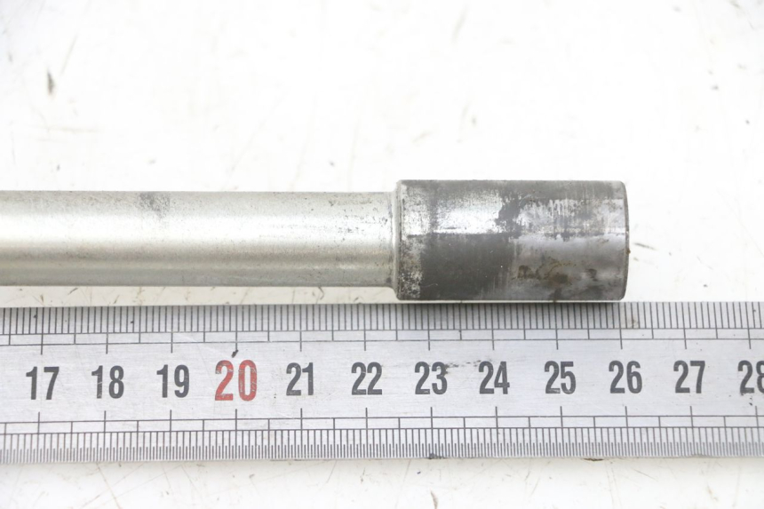 photo de OŚ KOŁA PRZEDNIEGO PEUGEOT SPEEDFIGHT 4 4T EFI 50 (2021 - 2025) - Inny kąt widzenia