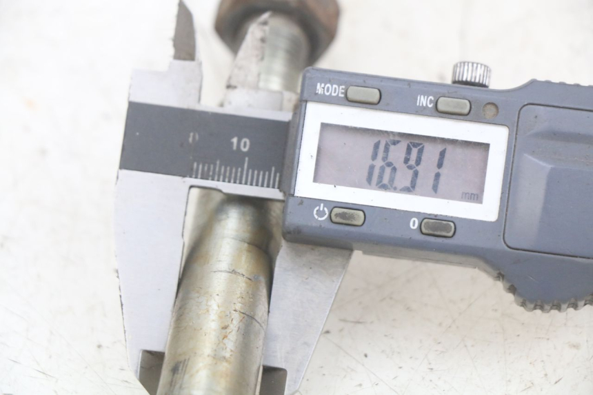 photo de OŚ KOŁA PRZEDNIEGO PEUGEOT SPEEDFIGHT LC 50 (1996 - 2002) - Szczegół części