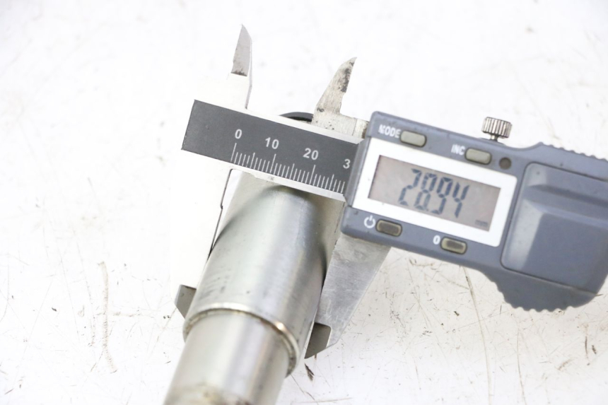 photo de OŚ KOŁA PRZEDNIEGO TRIUMPH SPRINT 900 (1995 - 1998) - Inny kąt widzenia