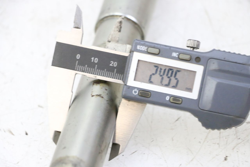 photo de OŚ KOŁA PRZEDNIEGO TRIUMPH SPRINT 900 (1995 - 1998) - Zbliżenie techniczne