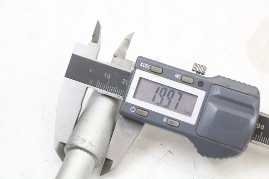 photo de OŚ KOŁA PRZEDNIEGO APRILIA SR MOTARD 50 (2012 - 2018) - Inny kąt widzenia