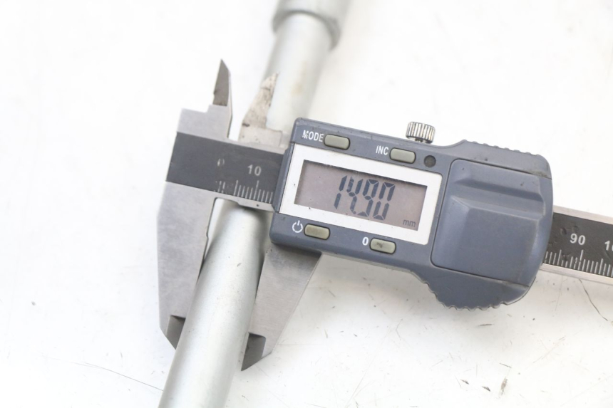 photo de OŚ KOŁA PRZEDNIEGO APRILIA SR MOTARD 50 (2012 - 2018) - Zbliżenie techniczne