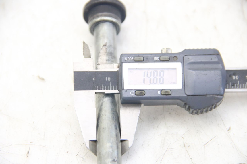 photo de OŚ KOŁA PRZEDNIEGO YAMAHA SR 125 (1982 - 2003) - Inny kąt widzenia