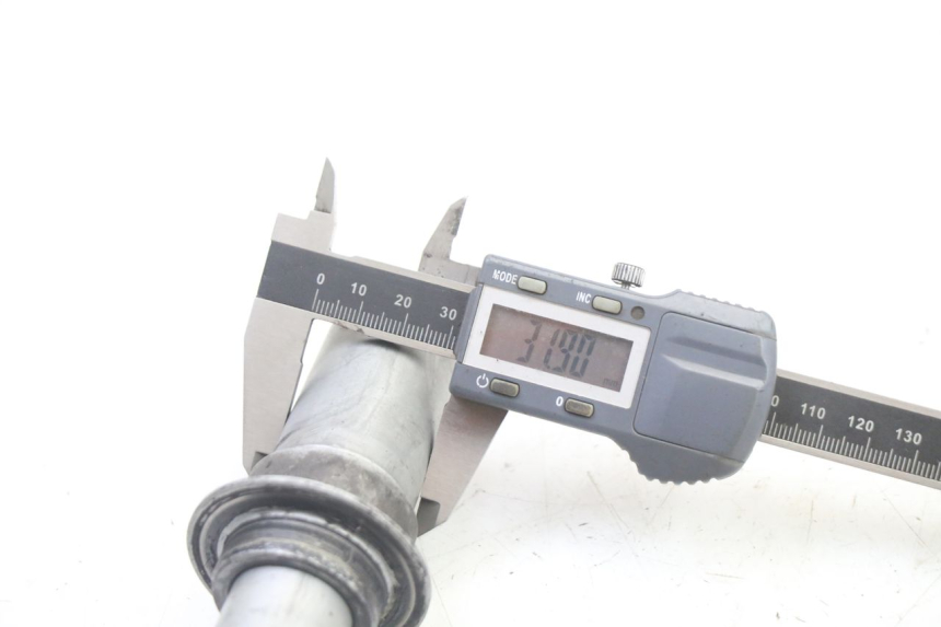 photo de OŚKA KOŁA PRZEDNIEGO HONDA ST PAN EUROPEAN 1300 (2002 - 2013) - Zbliżenie techniczne