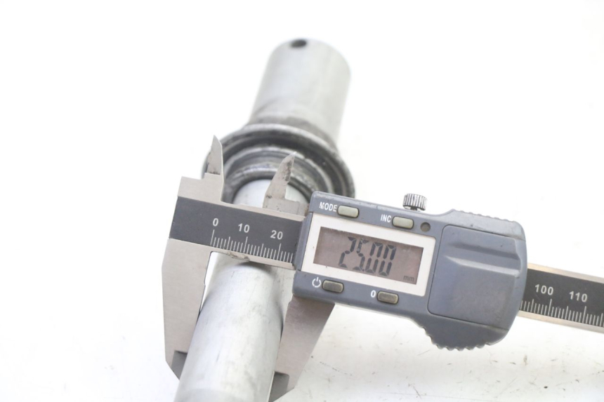 photo de OŚKA KOŁA PRZEDNIEGO HONDA ST PAN EUROPEAN 1300 (2002 - 2013) - Widok ogólny