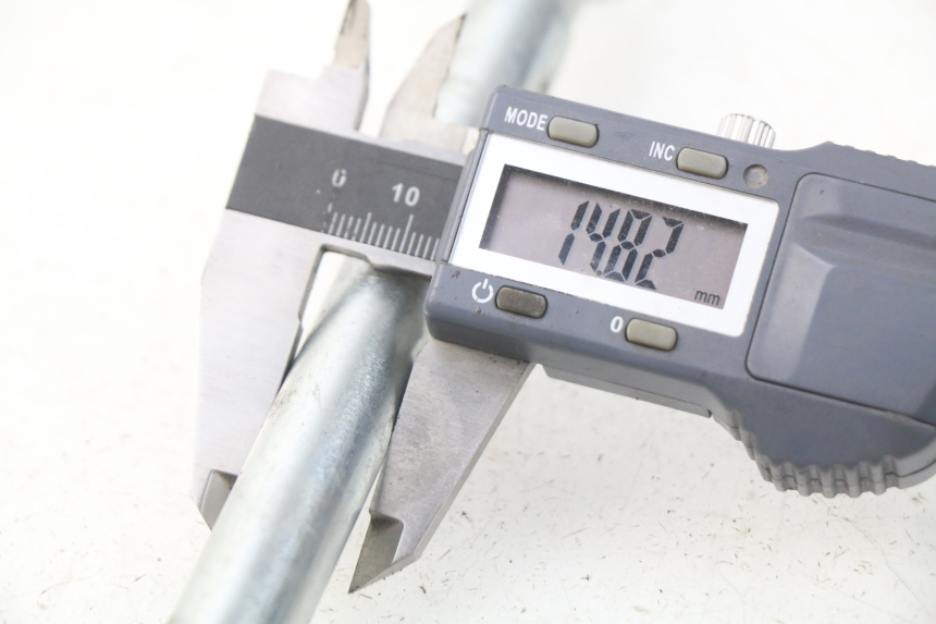 photo de OŚ PRZEDNIEGO KOŁA NITRO MOTORS STORM DIRTBIKE 110 - Zoom stanu zużycia