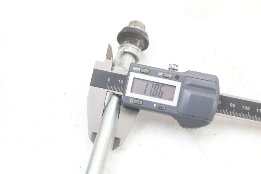 photo de OŚKA KOŁA PRZEDNIEGO SUZUKI BURGMAN 125 (2018 - 2021) - Zbliżenie techniczne