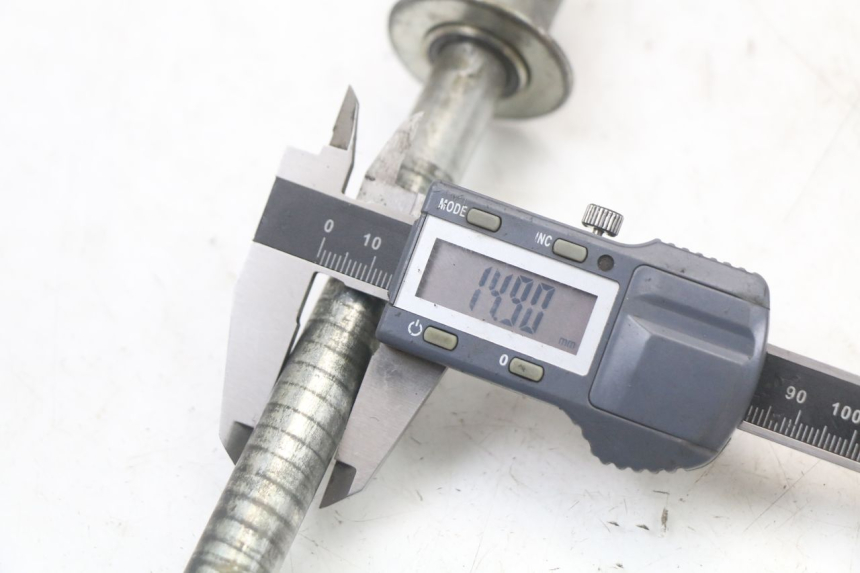 photo de OŚ KOŁA PRZEDNIEGO SUZUKI GS F 500 (2004 - 2007) - Zbliżenie techniczne