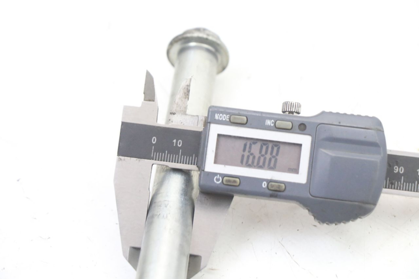 photo de OŚ KOŁA PRZEDNIEGO SUZUKI GSF S BANDIT 600 (2000 - 2004) - Inny kąt widzenia