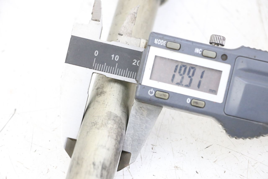 photo de OŚ PRZEDNIEGO KOŁA SUZUKI GSX F GSXF 650 (2007 - 2015) - Szczegół części