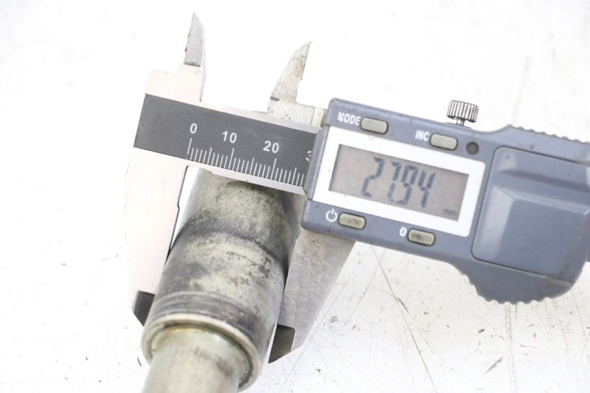 photo de OŚ PRZEDNIEGO KOŁA SUZUKI GSX F GSXF 650 (2007 - 2015) - Zoom stanu zużycia