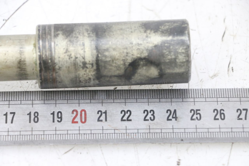 photo de OŚ PRZEDNIEGO KOŁA SUZUKI GSX F GSXF 650 (2007 - 2015) - Inny kąt widzenia