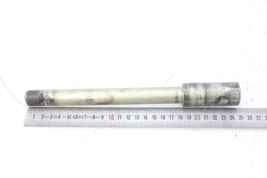 photo de OŚ PRZEDNIEGO KOŁA SUZUKI GSX F GSXF 650 (2007 - 2015) - Zbliżenie techniczne