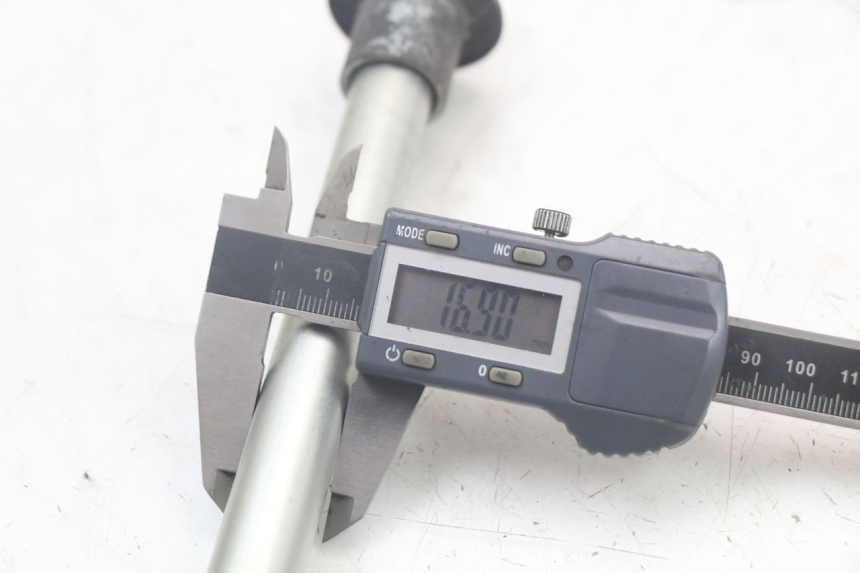 photo de OŚ KOŁA PRZEDNIEGO SUZUKI SV N 650 (1999 - 2002) - Zoom stanu zużycia