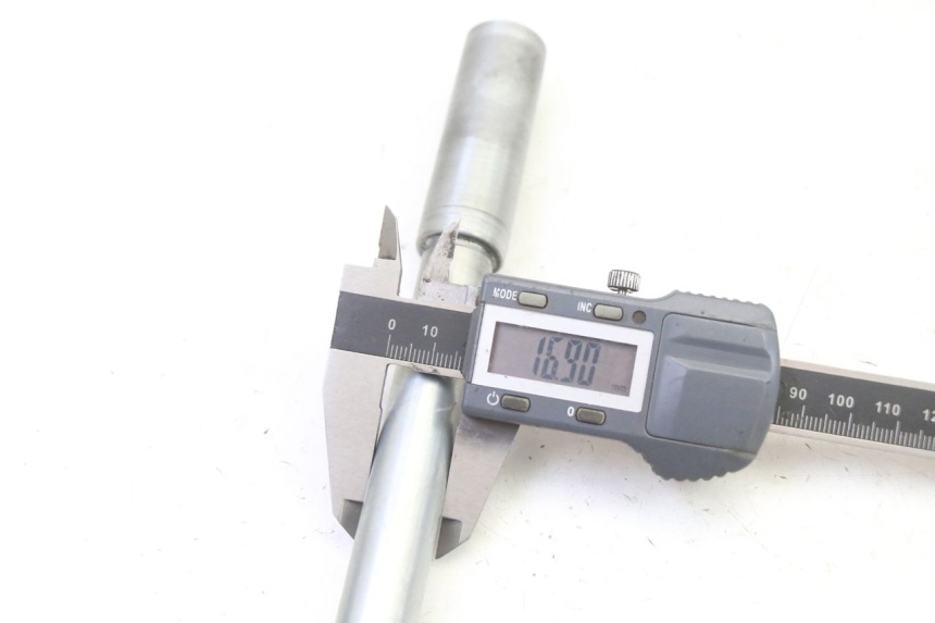 photo de OŚ KOŁA PRZEDNIEGO SUZUKI SV S 650 (2003 - 2009) - Widok ogólny