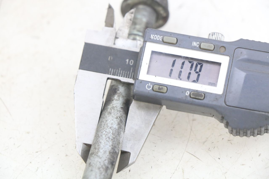 photo de OŚ KOŁA PRZEDNIEGO PEUGEOT SV 125 (1991 - 1994) - Inny kąt widzenia