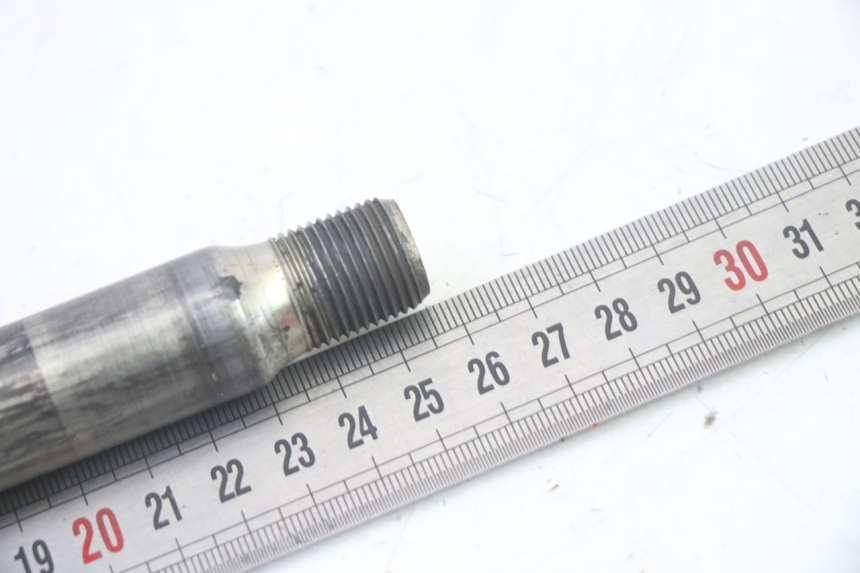 photo de OŚKA KOŁA PRZEDNIEGO YAMAHA TDM ABS 900 (2002 - 2014) - Inny kąt widzenia