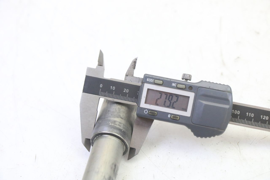 photo de OŚKA KOŁA PRZEDNIEGO YAMAHA TDM ABS 900 (2002 - 2014) - Zbliżenie techniczne