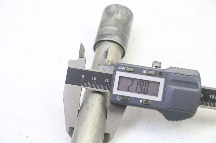 photo de OŚKA KOŁA PRZEDNIEGO YAMAHA TDM ABS 900 (2002 - 2014) - Widok ogólny