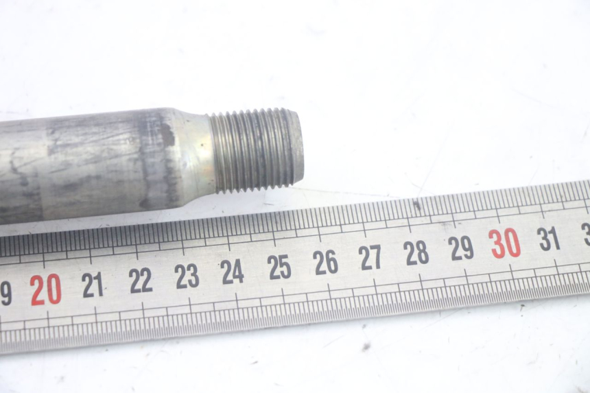 photo de OŚ KOŁA PRZEDNIEGO YAMAHA TDM ABS 900 (2002 - 2014) - Inny kąt widzenia