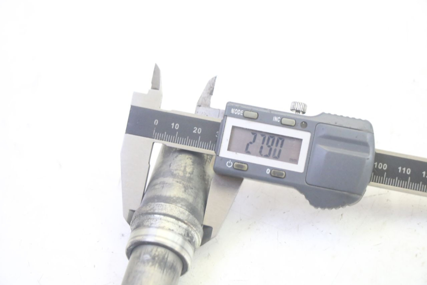 photo de OŚ KOŁA PRZEDNIEGO YAMAHA TDM ABS 900 (2002 - 2014) - Zbliżenie techniczne