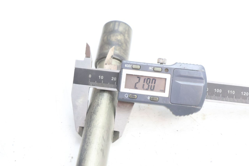photo de OŚ KOŁA PRZEDNIEGO YAMAHA TDM ABS 900 (2002 - 2014) - Zbliżenie techniczne