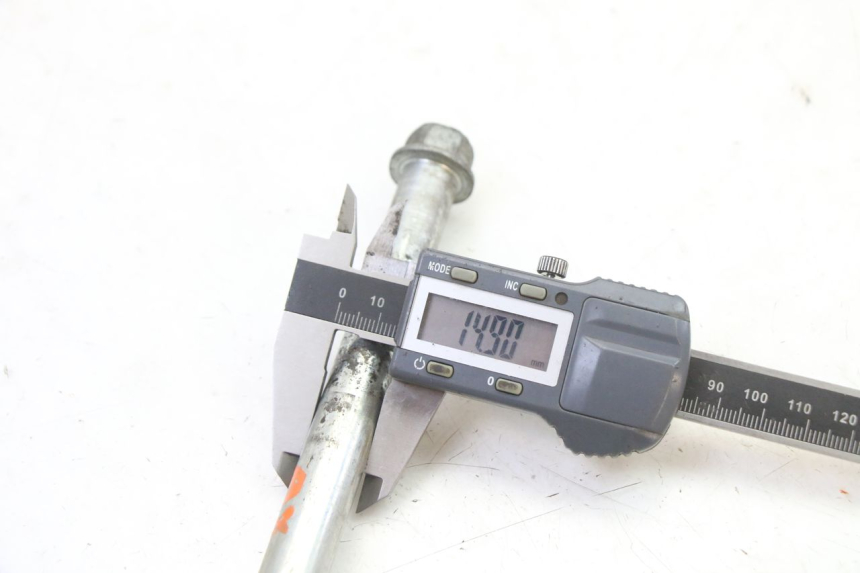 photo de OŚ KOŁA PRZEDNIEGO YAMAHA TDR DELTABOX 125 (1997 - 2003) - Zbliżenie techniczne