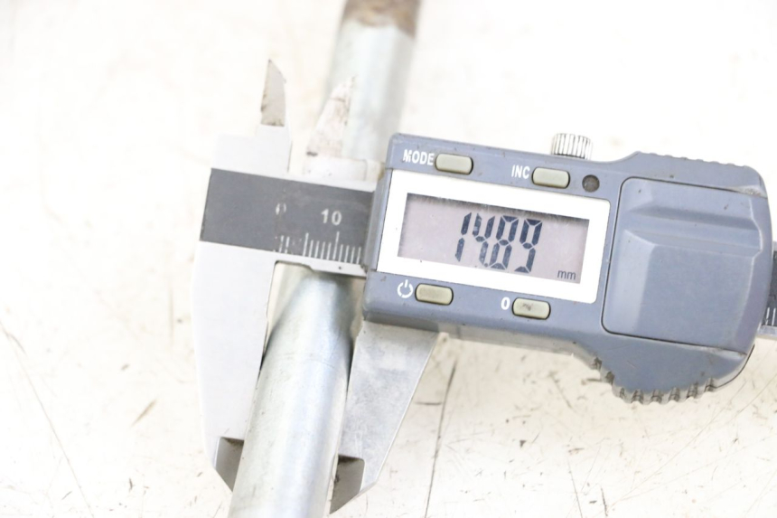 photo de OŚ PRZEDNIEGO KOŁA PIAGGIO TYPHOON 50 (2000 - 2009) - Szczegół części