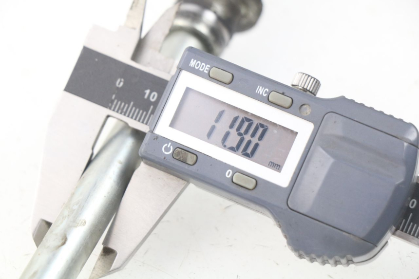 photo de OŚ KOŁA PRZEDNIEGO SUZUKI UC EPICURO 125 (1999 - 2003) - Inny kąt widzenia