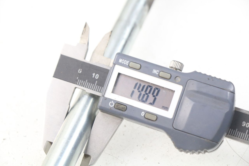 photo de OŚ KOŁA PRZEDNIEGO PEUGEOT VIVACITY NEW 4T 50 (2008 - 2017) - Inny kąt widzenia