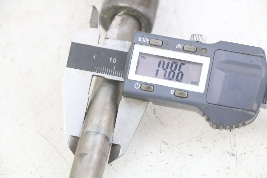 photo de OŚ KOŁA PRZEDNIEGO DAELIM VL DAYSTAR 125 (2000 - 2011) - Szczegół części