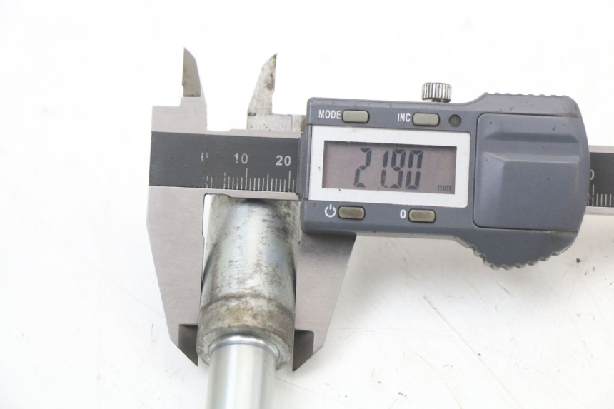 photo de OŚKA KOŁA PRZEDNIEGO SUZUKI VL INTRUDER 125 (2004 - 2007) - Inny kąt widzenia