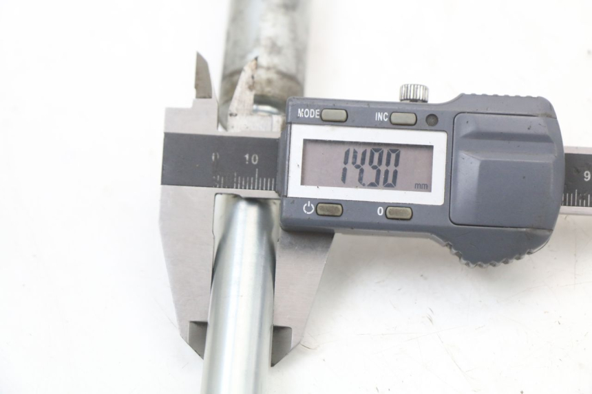 photo de OŚKA KOŁA PRZEDNIEGO SUZUKI VL INTRUDER 125 (2004 - 2007) - Zbliżenie techniczne