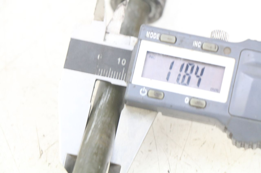 photo de OŚ PRZEDNIEGO KOŁA SYM WOLF SB 125 (2011 - 2018) - Zoom stanu zużycia