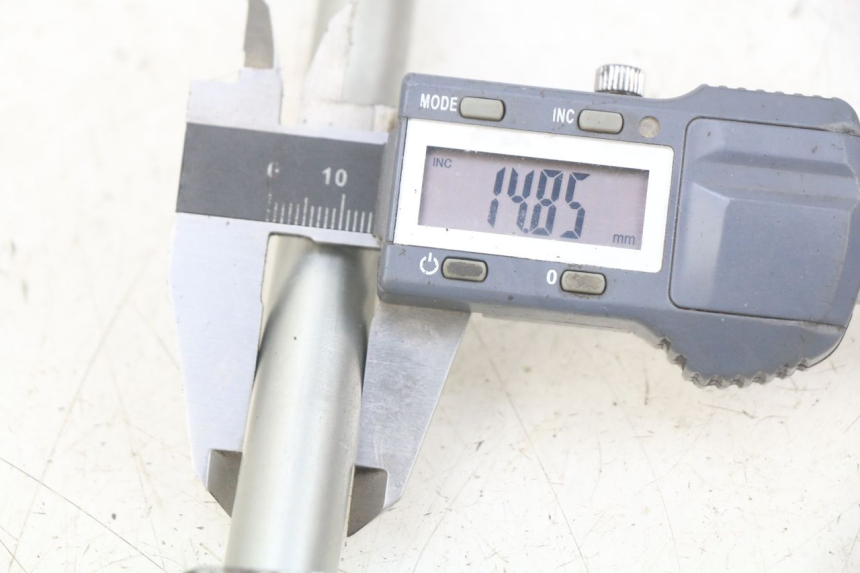 photo de OŚ KOŁA PRZEDNIEGO YAMAHA X-CITY XCITY 125 (2007 - 2013) - Zoom stanu zużycia