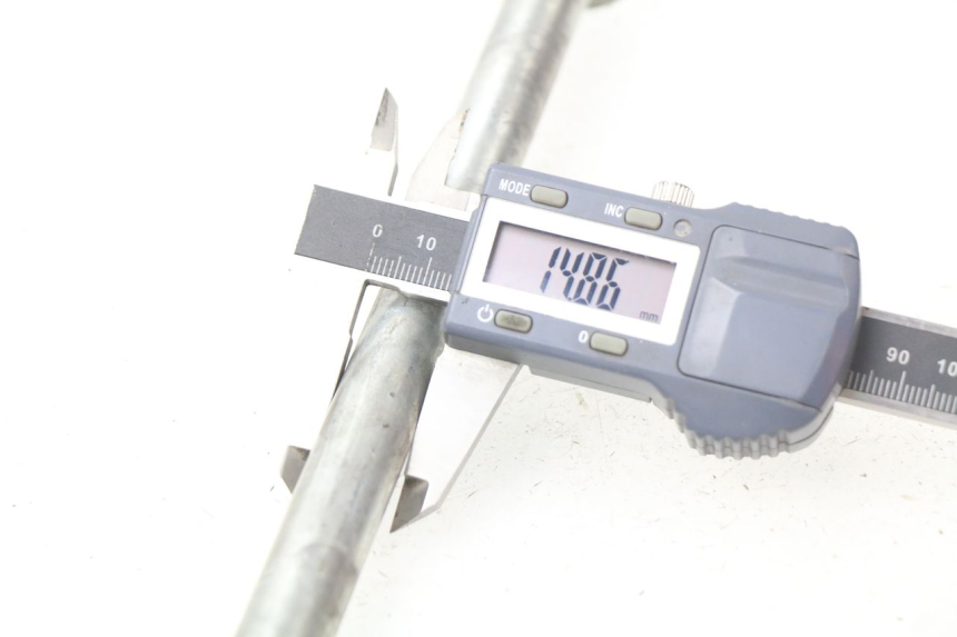 photo de OŚ KOŁA PRZEDNIEGO YAMAHA XMAX X-MAX 125 (2006 - 2009) - Inny kąt widzenia